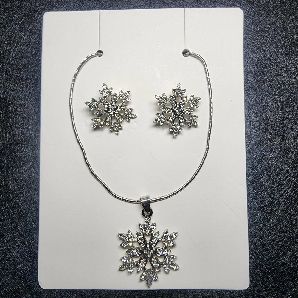 Snowflakes Earrings & Necklace Set (SKU: SEN1)